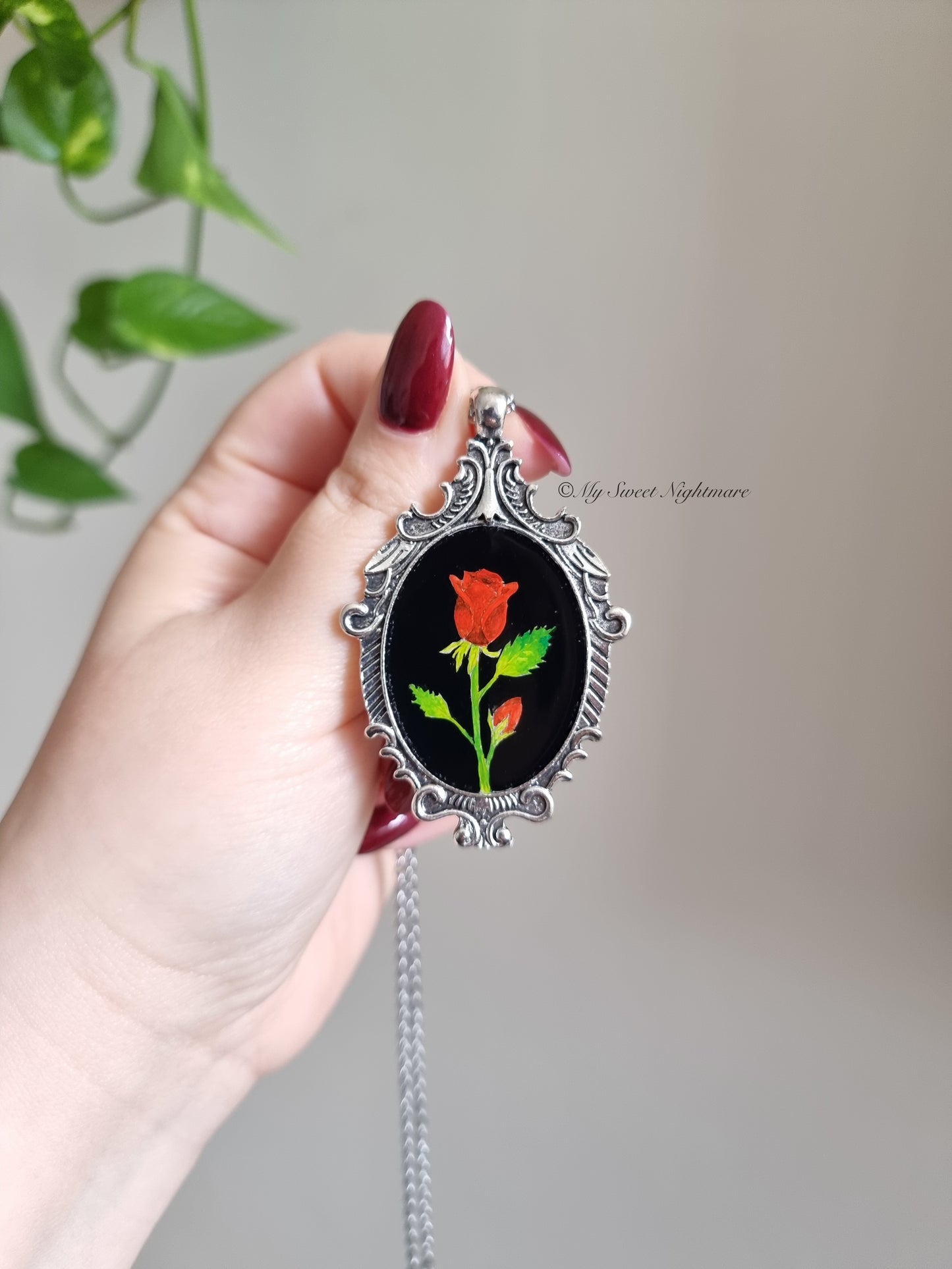 Cammeo gotico dipinto a mano con rose rosse