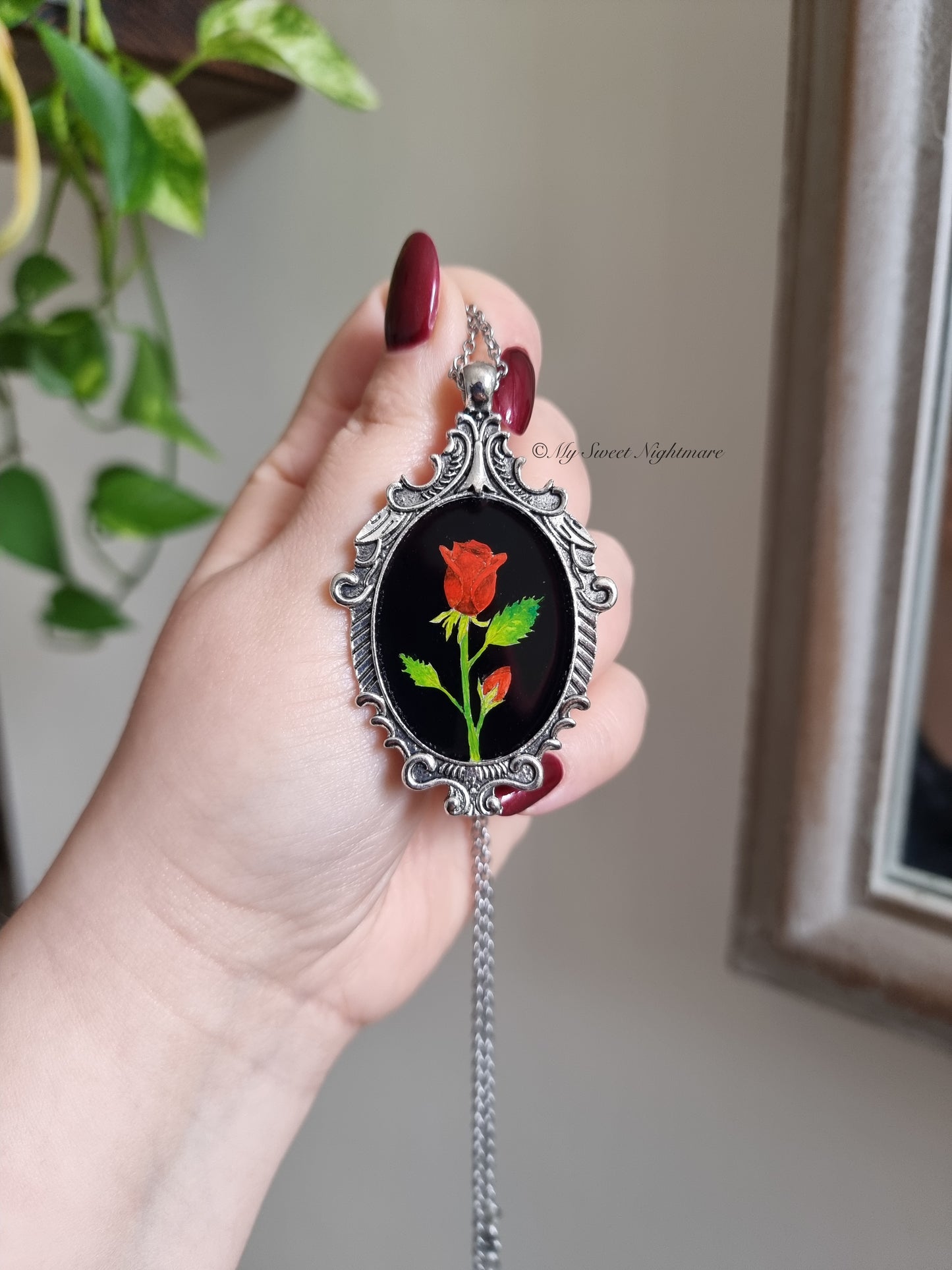 Cammeo gotico dipinto a mano con rose rosse