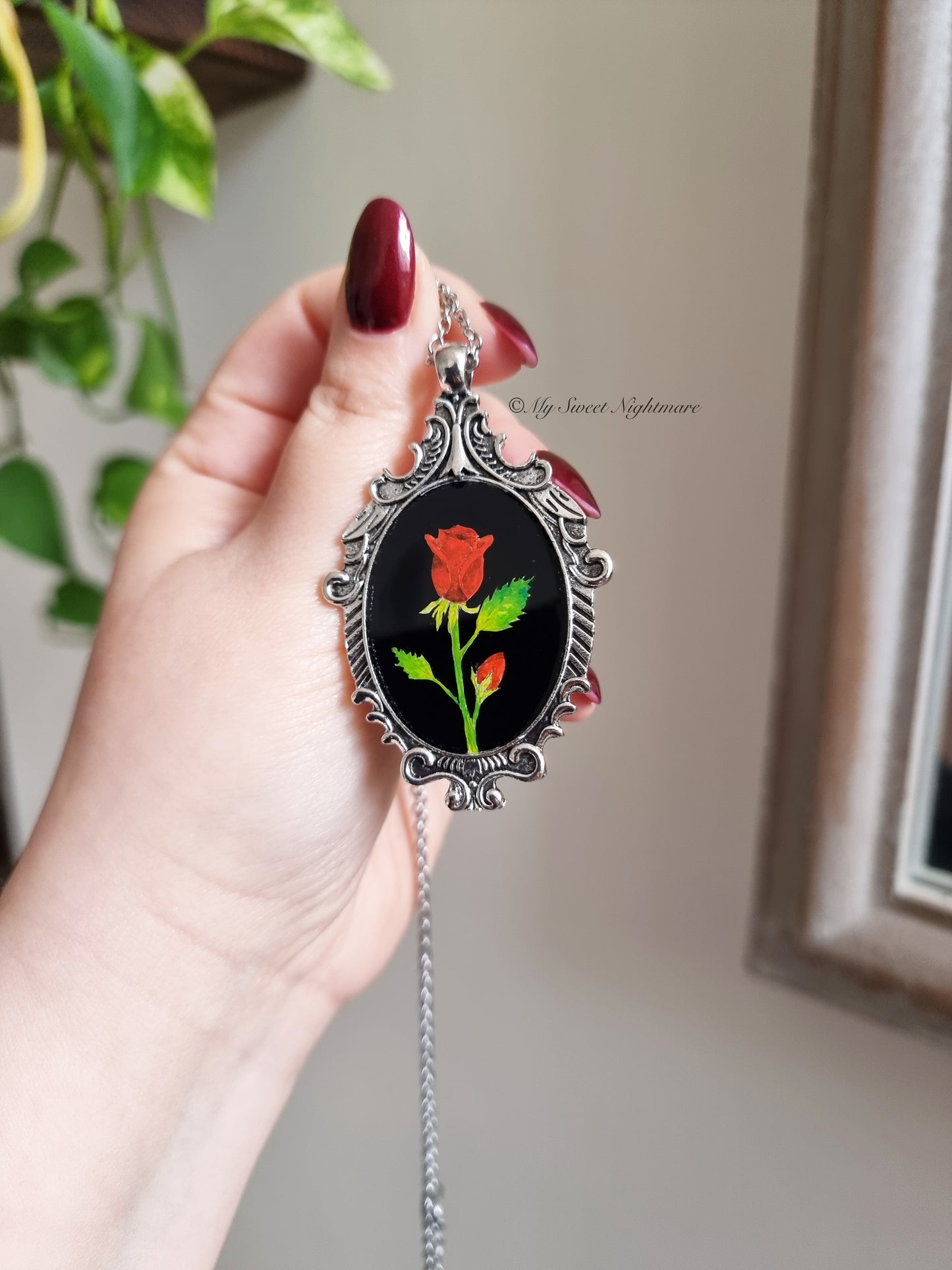 Cammeo gotico dipinto a mano con rose rosse