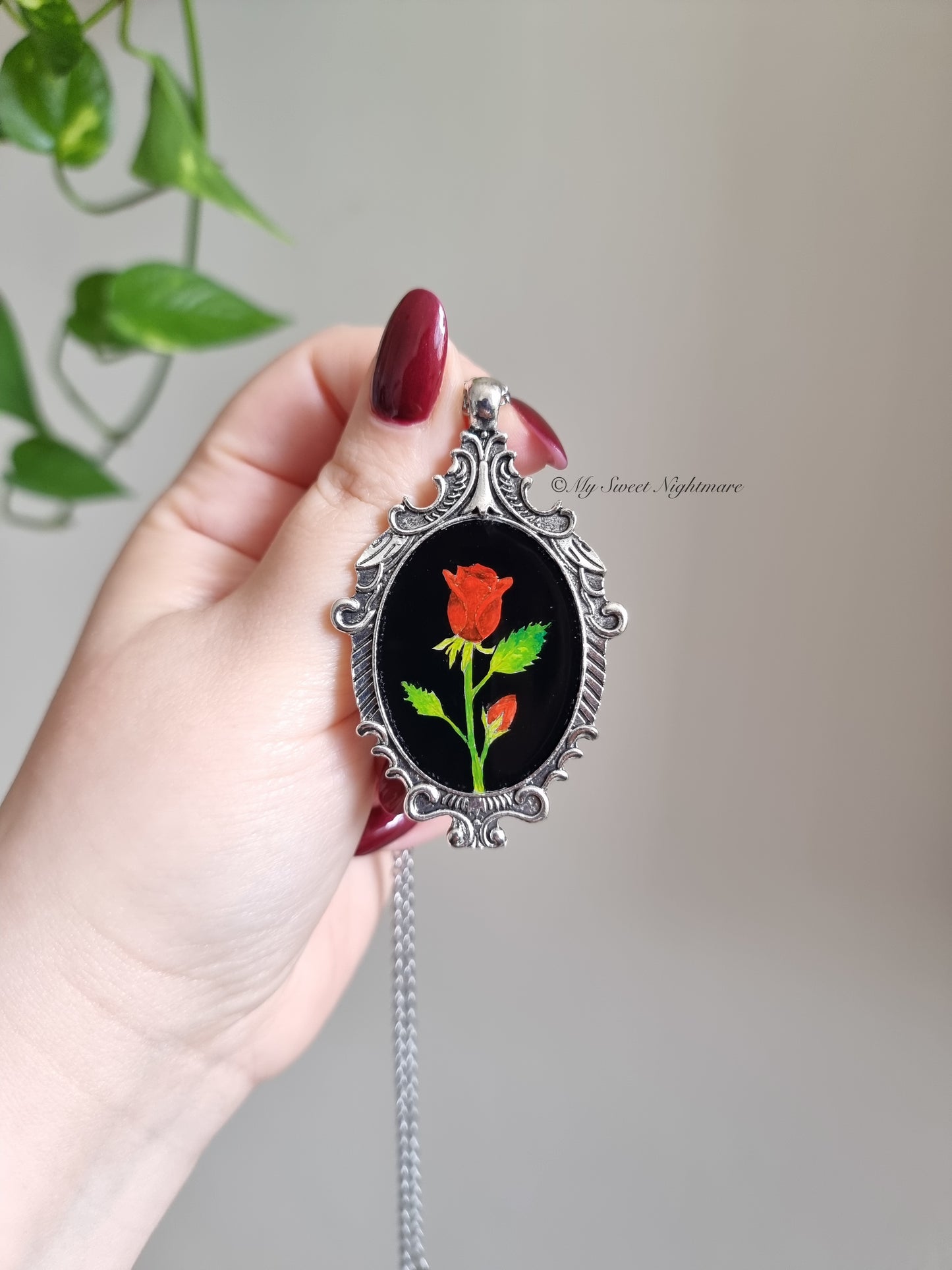 Cammeo gotico dipinto a mano con rose rosse