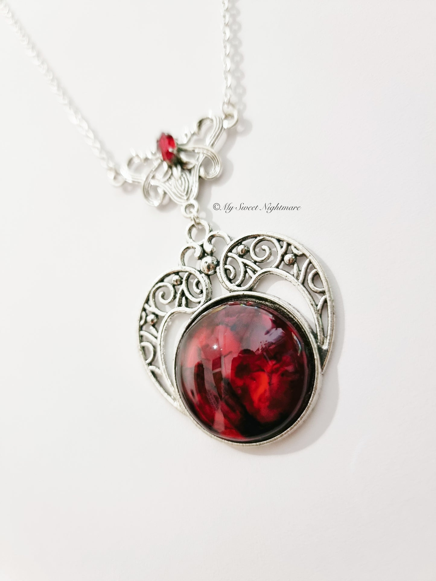 "Morrigan"  Collana Gotico Vittoriana con Cabochon effetto Sangue