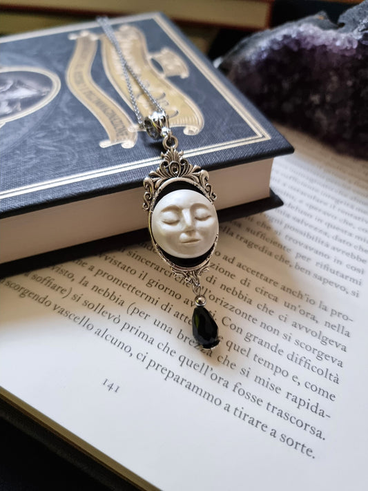 Collana Gotica con Cameo Lunare, Ciondolo Luna Scolpita a Mano con Cristallo Nero