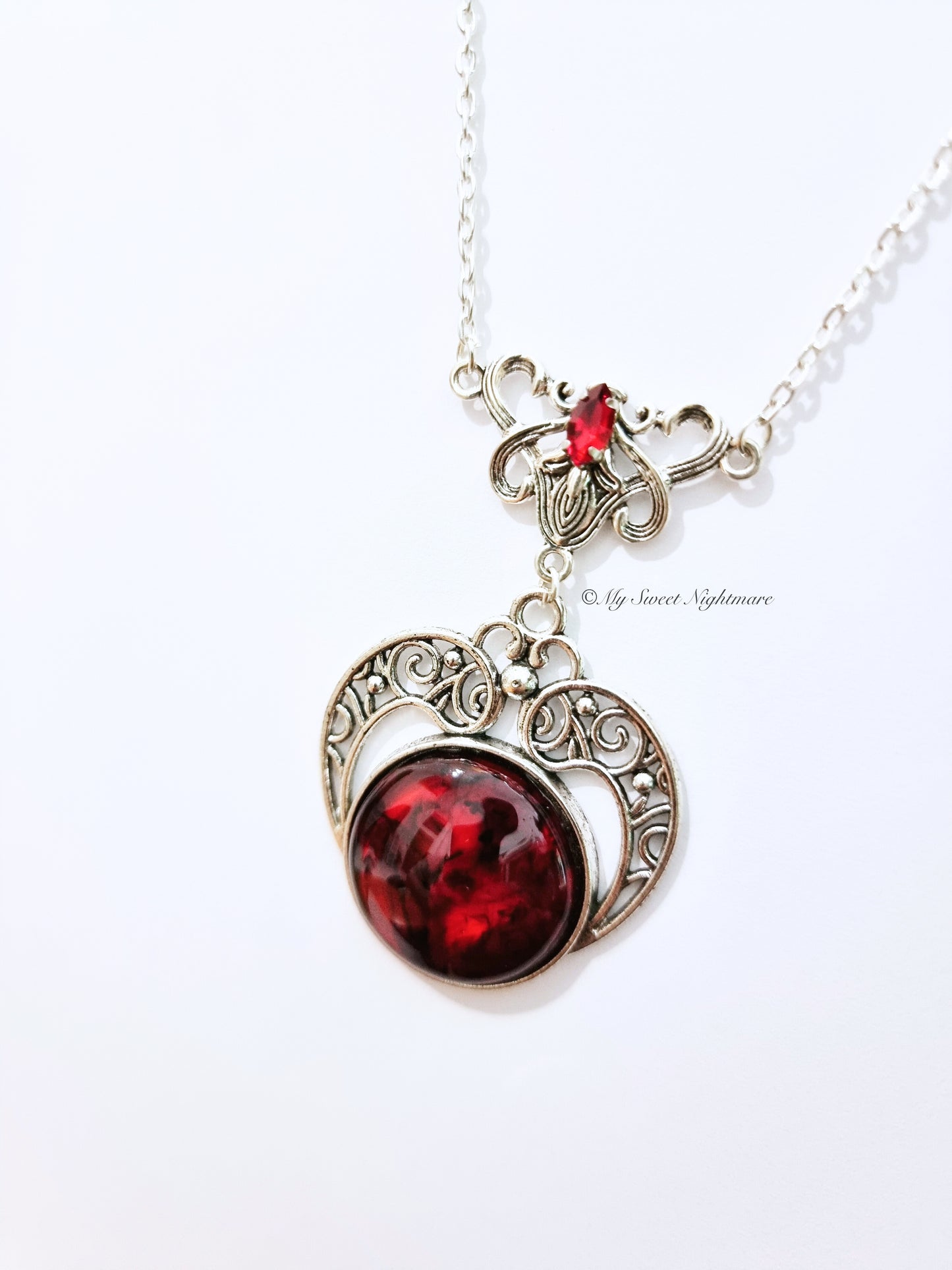 "Morrigan"  Collana Gotico Vittoriana con Cabochon effetto Sangue